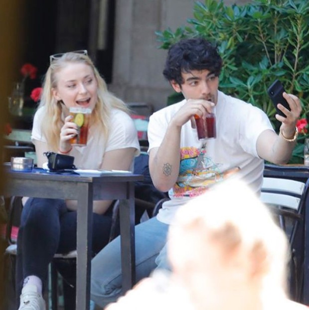 Joe Jonas e Sophie Turner brincam e tiram fotos em restaurante (Foto: Reprodução/Instagram)
