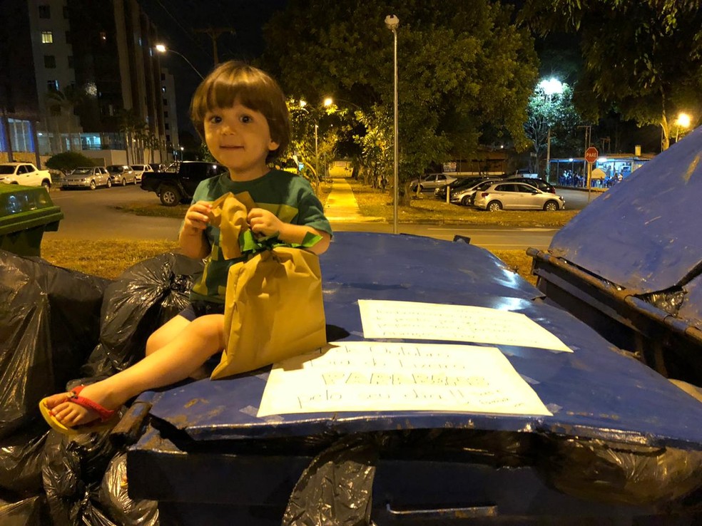 Theo deixou recado para os garis sobre o contêiner de lixo do prédio onde mora, no Distrito Federal — Foto: Yasmine Marins/ Arquivo pessoal