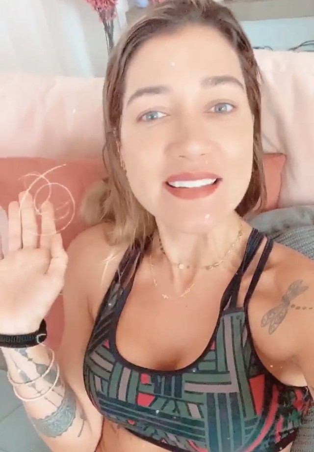 Gabriela Pugliesi se distrai com reality show e skincare (Foto: Reprodução/Instagram)