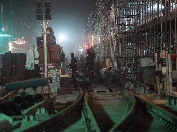 Funcionários trabalham nas obras da estação de metrô de São Conrado, No Rio de Janeiro. A estação faz parte da Linha 4, ainda em construção, que vai ligar a Barra da Tijuca à zona sul da cidade (Foto: Christophe Simon/AFP)