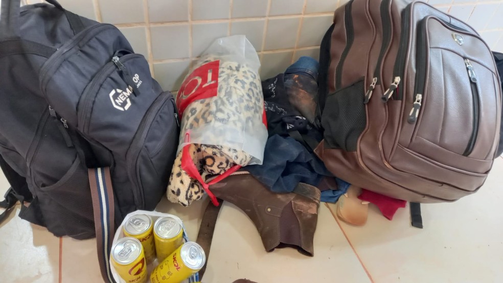 Os homens estavam consumindo bebida alcoólica dentro do ônibus  — Foto: Divulgação