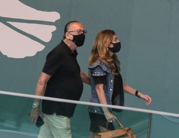 Galvão Bueno e a mulher, Desirée Soares,  passeiam em shopping acompanhados por seguranças (Foto: Dan Delmiro/Agnews)