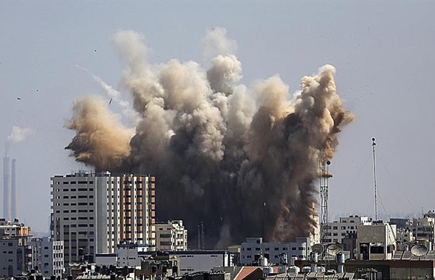 Bombardeios na Faixa de Gaza após fim de trégua (Foto: Agência EFE)