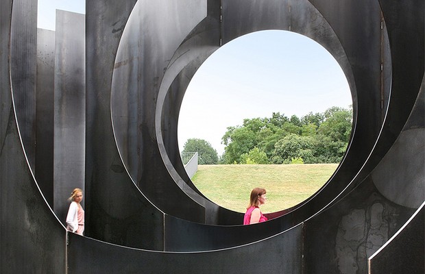 O projeto Gijs van Vaerenbergh – uma colaboração entre os arquitetos e artistas belgas Pieterjan Gijs e Arnout van Varenbergh – criou um labirinto de aço na praça central do Centro de Arte C-mine, na Bélgica (Foto: Divulgação)