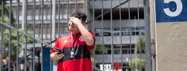 Estudante chega atrasado ao campus Maracanã da Uerj — Foto: Marcia Foletto/Agência O Globo