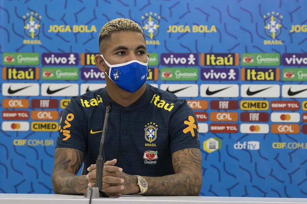 Douglas Luiz se fecha por objetivos e afirmação na Seleção: 