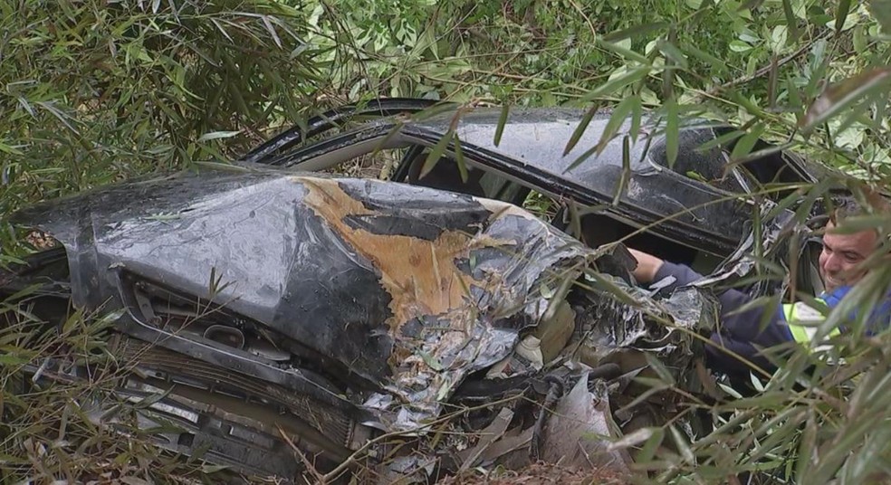 Veículo bateu na traseira de um caminhão e caiu na ribanceira em Itapetininga (Foto: Reprodução/TV TEM)
