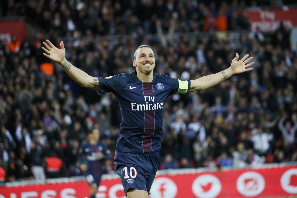 Ibrahimovic cravou 50 gols em 2015/16, quando defendia o Paris Saint-Germain — Foto: Reuters