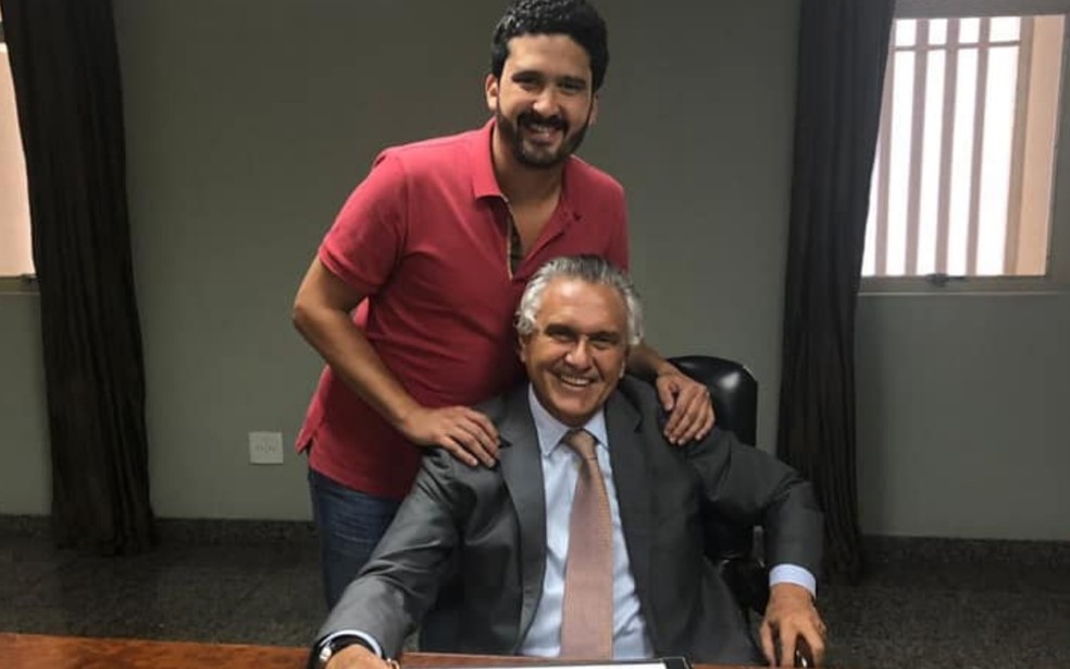  Ronaldo Caiado Filho junto com o pai, o governador Ronaldo Caiado — Foto: Reprodução/Facebook 