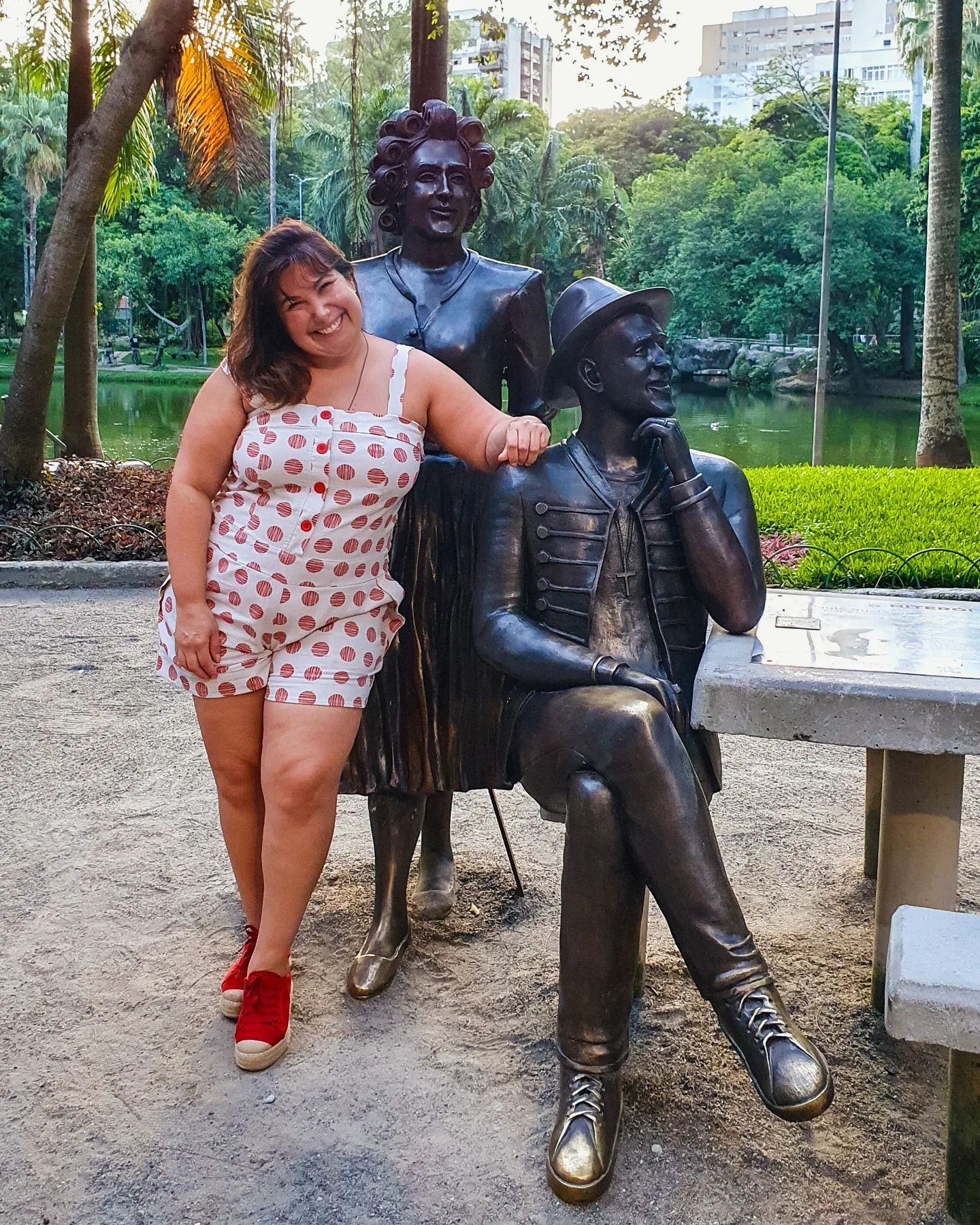 Mariana Xavier posa com estátua de Paulo Gustavo: 'A sua luz nunca será apagada' (Foto: Reprodução / Instagram)