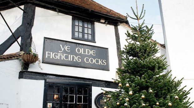 Histórico pub inglês Ye Olde Fighting Cocks foi salvo por ex-funcionários após decretar falência (Foto: Reprodução/Facebook)