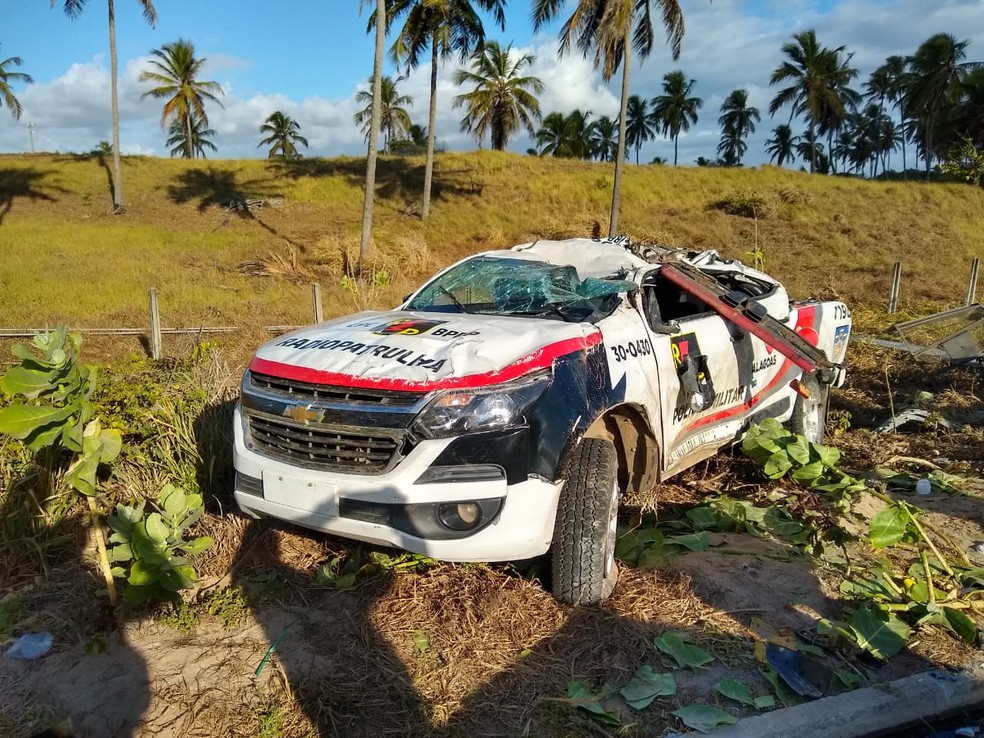 Viatura ficou ficou destruída após capotamento — Foto: Divulgação/Corpo de Bombeiros