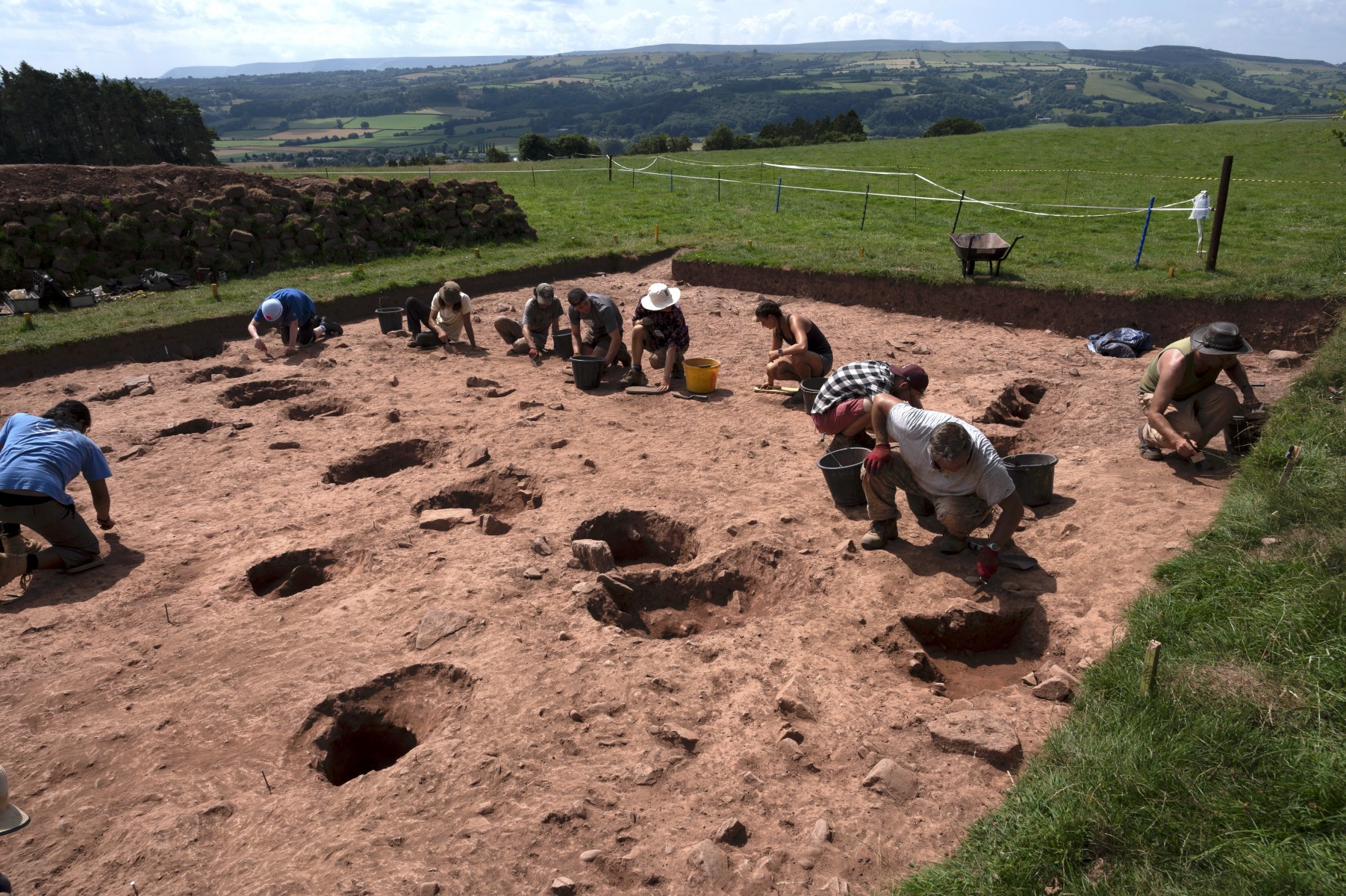 Arqueólogos conduziram escavações de 2011 a 2019 e descobriram novas informações sobre a Rocha de Arthur (Foto: Universidade de Manchester)