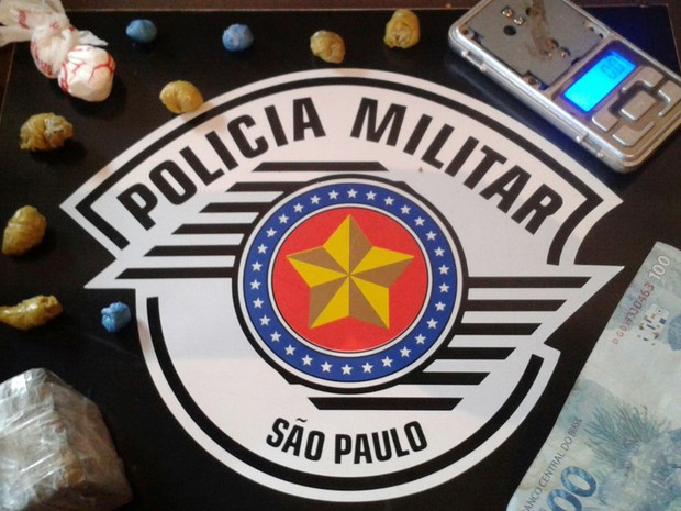 Porções de cocaína e maconha prontas para a venda também foram localizadas (Foto: Polícia Militar/Cedida)