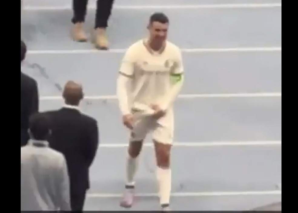 Cristiano Ronaldo faz gesto obsceno para torcida do Al Hilal após provocação com gritos de Messi — Foto: Reprodução