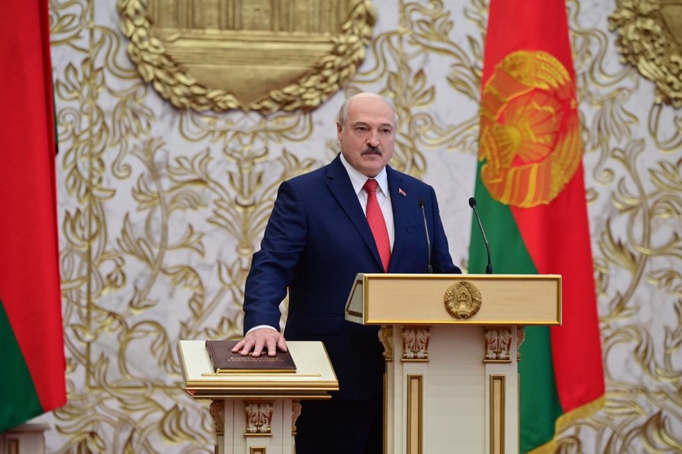 Alexander Lukashenko durante cerimônia em que tomou posse como presidente — Foto: Andrei Stasevich/ Belta / AFP