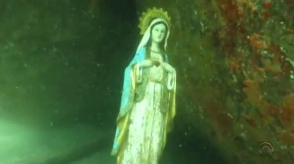 Estátua intacta de santa é encontrada no fundo do mar na Ilha do Arvoredo (Foto: Reprodução/RBS TV)