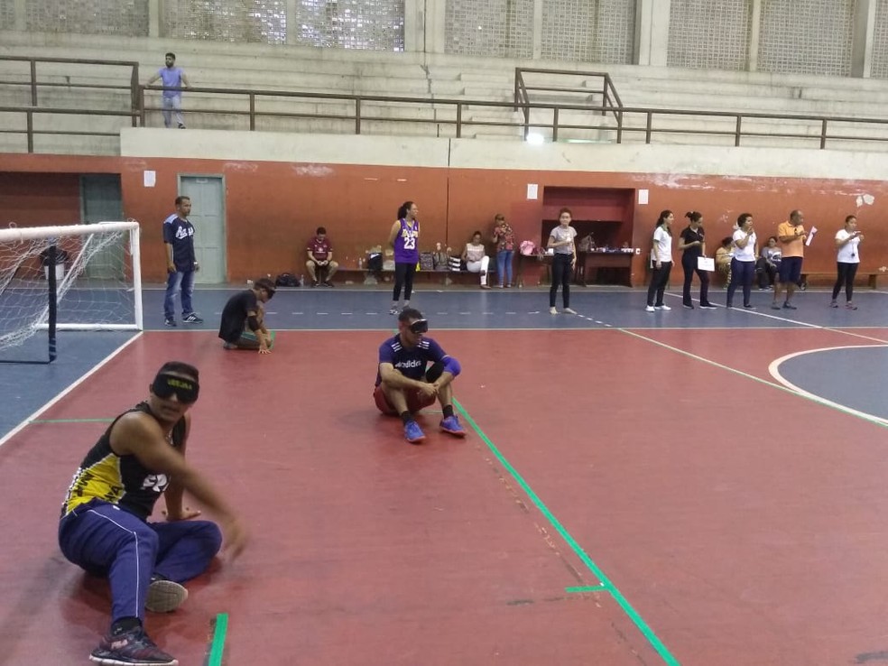Goalball acontece em quadra com trÃªs atletas de cada lado â Foto: Leandro Souza