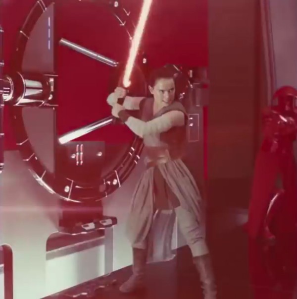 A heroína Rey de Star Wars com o sabre de luz vermelho de Kylo Ren (Foto: Divulgação)
