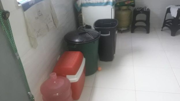 Angélica Coutinho acumula na cozinha água que buscou na casa de vizinhos; o abastecimento no Complexo do Alemão é inconstante (Foto: Arquivo Pessoal)