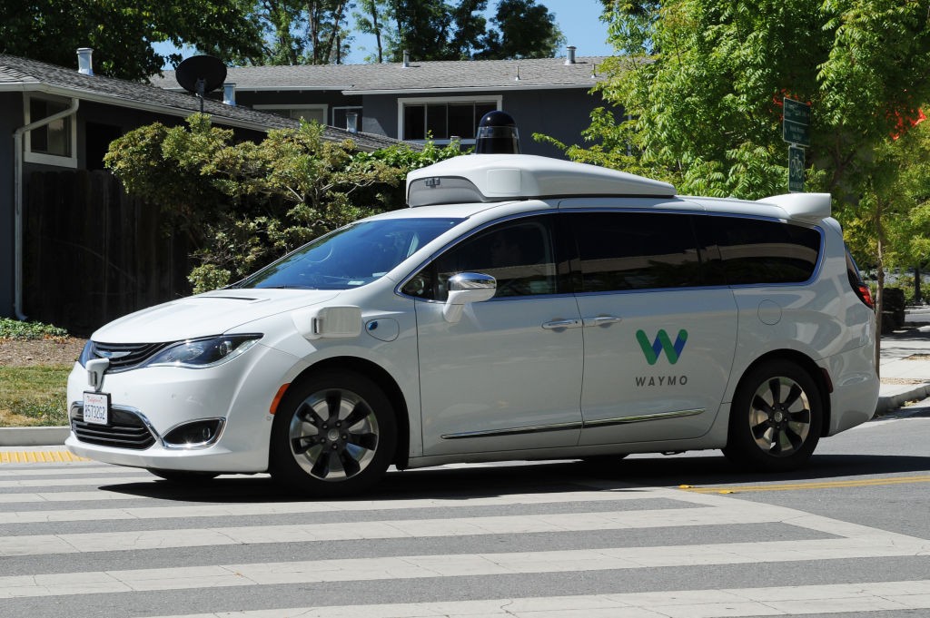 07 May 2018, US, Mountain View: A self-driving car made by Google's sister company Waymo is on the road for a test drive. The car is a rebuilt minivan of the model Chrysler Pacifica by Fiat Chrysler. Photo: Andrej Sokolow/dpa (Photo by Andrej Sokolow/pict (Foto: picture alliance via Getty Image)