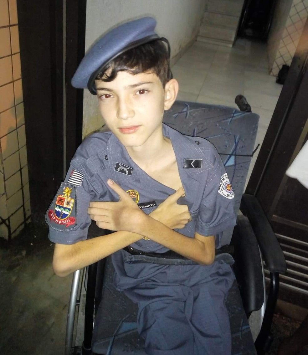 O menino ganhou um certificado e um uniforme oficial da PM — Foto: Reprodução/ Arquivo pessoal