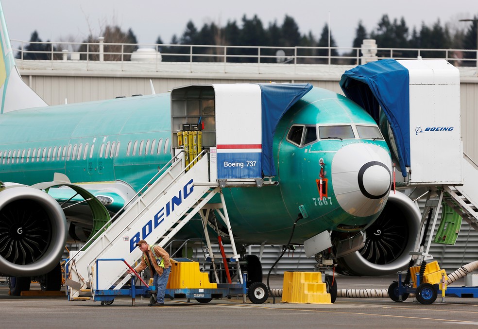 Funcionário trabalho próximo a um Boeing 737 MAX em Renton, nos EUA, em 16 de dezembro de 2019. — Foto: REUTERS/Lindsey Wasson