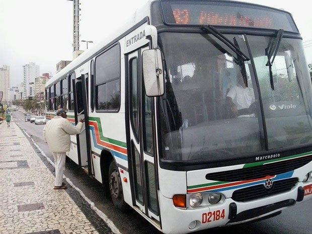 Em greve dos rodoviários, poucos ônibus circulam por Ponta Negra, em Natal (Foto: Arthur Barbalho/G1)