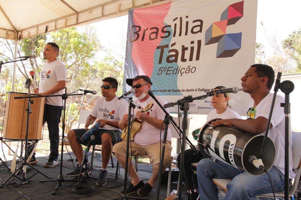 Músicos com deficiência tocando em evento pela Dia Nacional de Luta da Pessoa com Deficiência — Foto: Divulgação