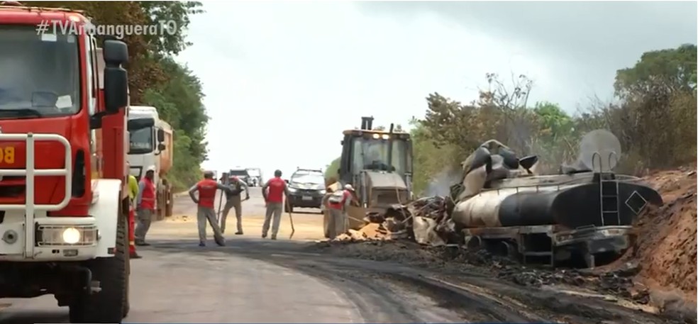 Funcionários do Dnit fazendo limpeza de pista após acidente — Foto: Reprodução/TV Anhanguera