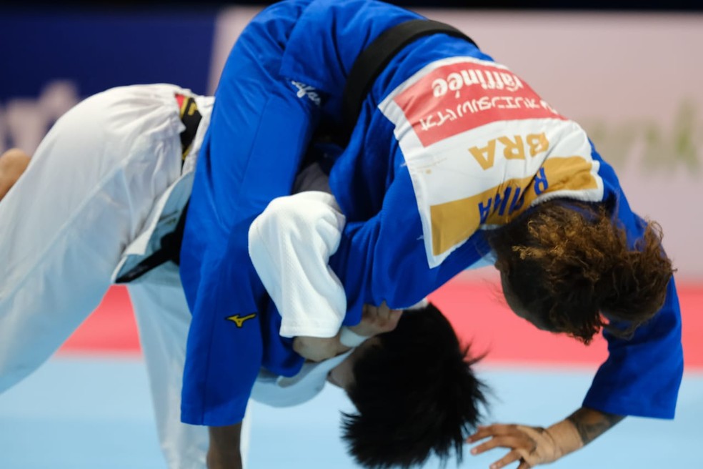 Rafaela Silva lutando contra Yoshida, do Japão, no Mundial de Judô — Foto: Roberto Castro / rededoesporte.gov.br