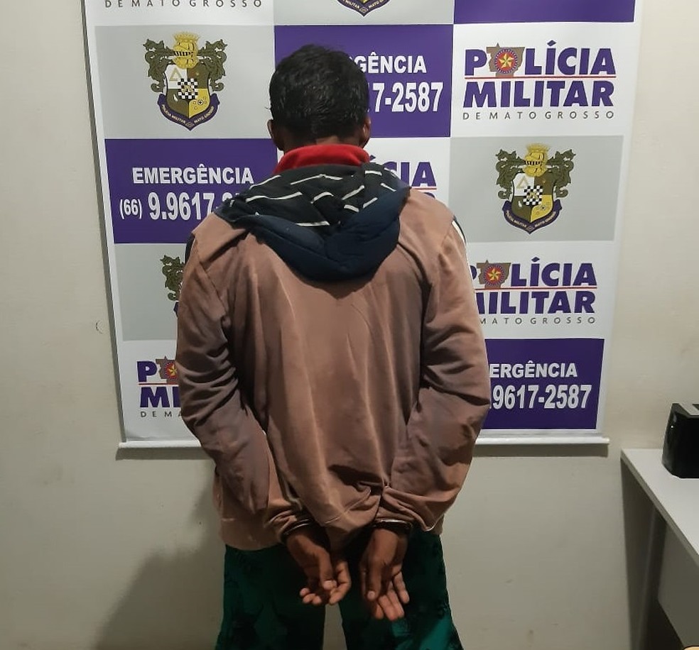 Suspeito foi preso próximo à agência arrombada em Guiratinga (MT)  Foto: Polícia Militar - MT