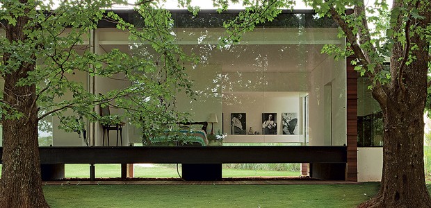 A casa do arquiteto Marco Peres fica inserida em um bosque. Por isso, ele pode abusar de painéis de vidro nas laterais, que permitem a entrada da luz, filtrada pelas folhas das árvores. A transparência promove a interação do interior com o exterior (Foto: Edu Castello / Casa e Jardim)