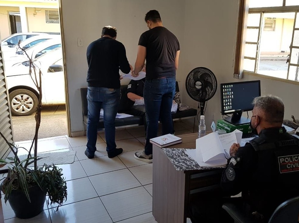 Mandados e prisão foram cumpridos nesta terça-feira — Foto: Polícia Civil/Divulgação