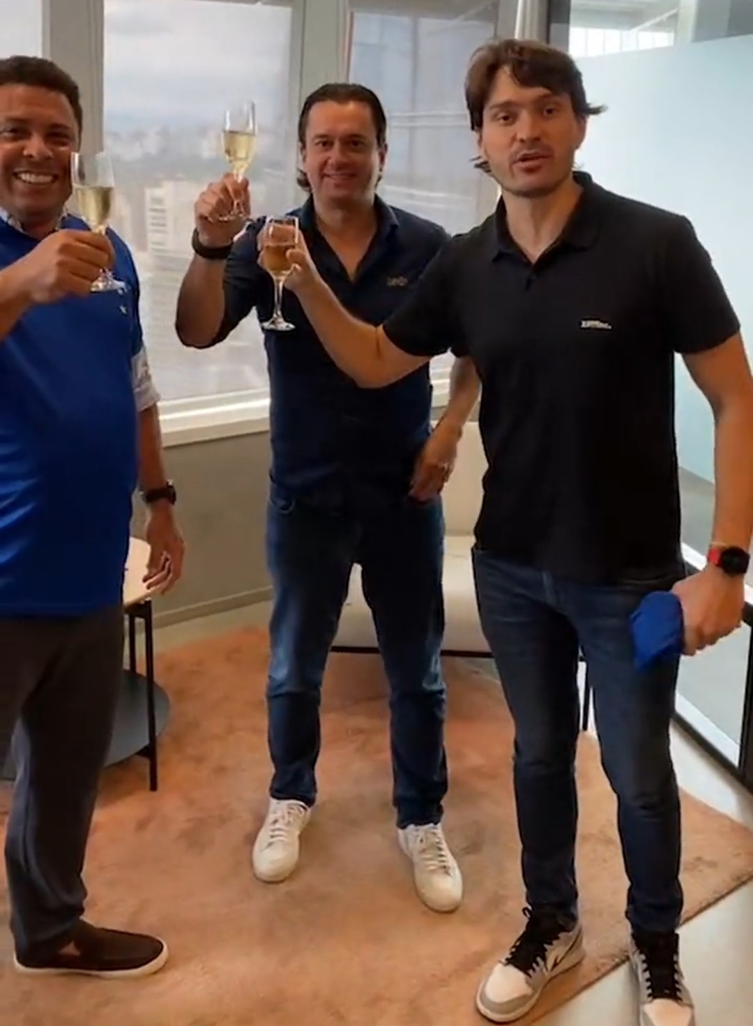 Ronaldo, Sérgio e Pedro brindão no vídeo de anúncio da compra (Foto: Reprodução/Instagram)