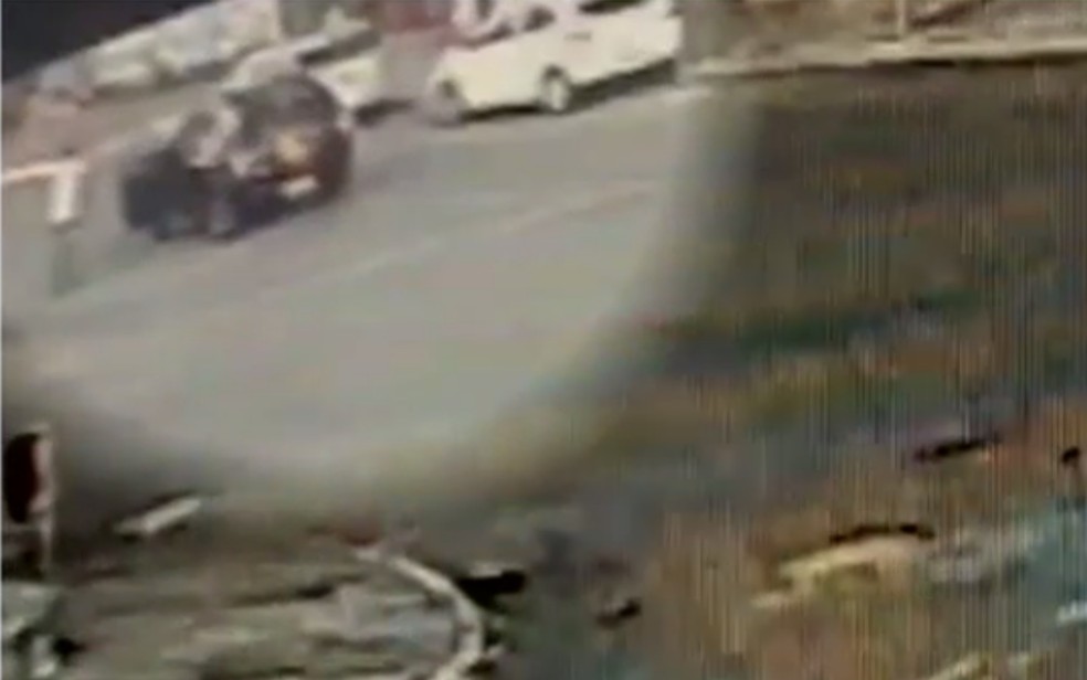 VÃ­deo mostra quando suspeito de homicÃ­dio Ã© morto ao tentar entrar em carro de PM para fugir â Foto: ReproduÃ§Ã£o/TV Anhanguera