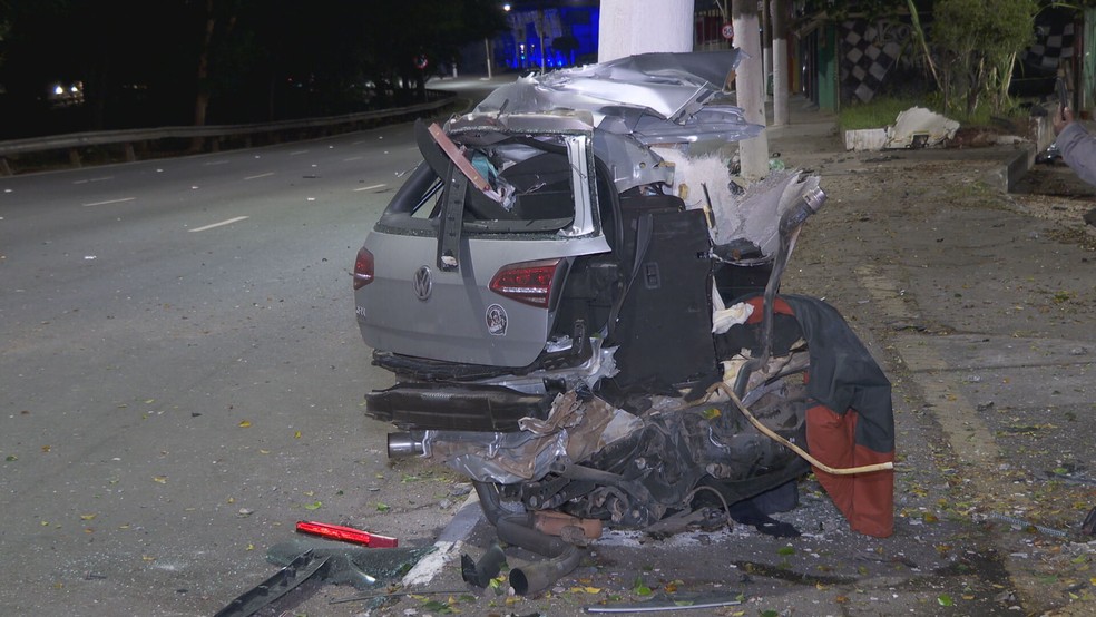 Carro destruído após colisão com poste na Zona Sul de SP, na madrugada deste domingo (5) — Foto: Marcelo Assunção/TV Globo