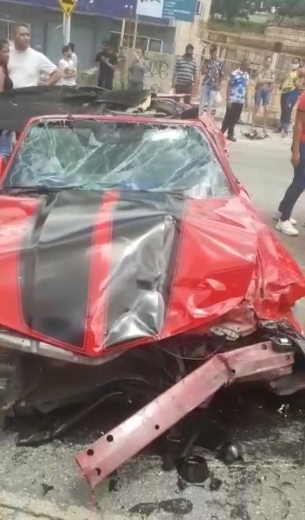 Acidente com camaro vermelho e outros três carros deixa feridos em avenida na Grande BH  — Foto: Heitor Fernando