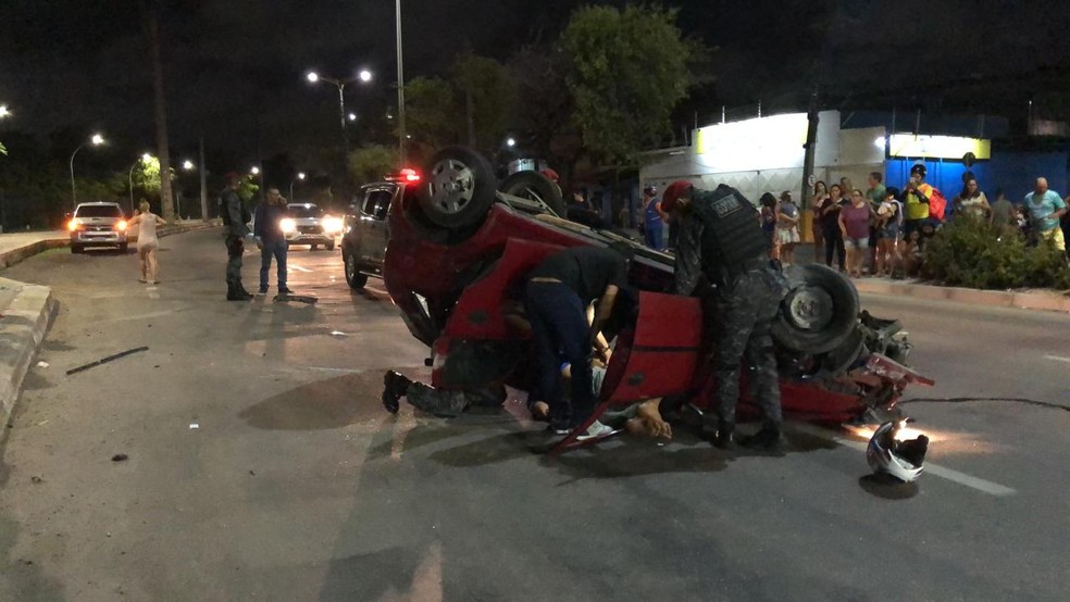 Carro capota na avenida Raul Barbosa, em Fortaleza. — Foto: Paulo Saddat/ SVM