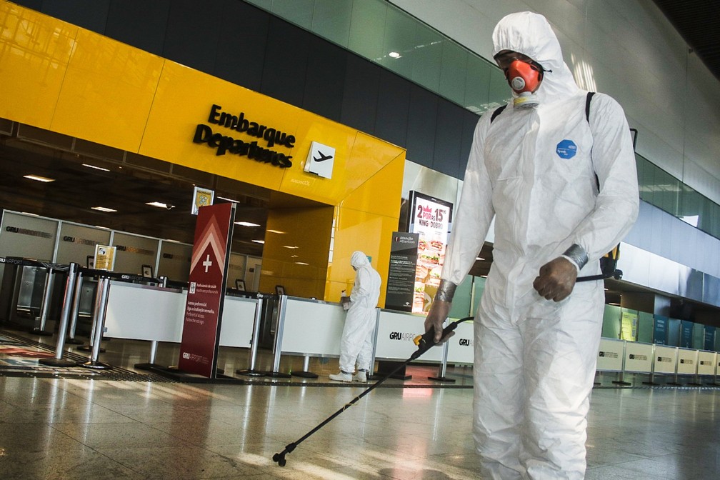 Militares do Exército realizam a desinfecção contra o coronavírus no Terminal 3 do Aeroporto Internacional de São Paulo, em Guarulhos — Foto: Fepesil/TheNews2/Estadão Conteúdo