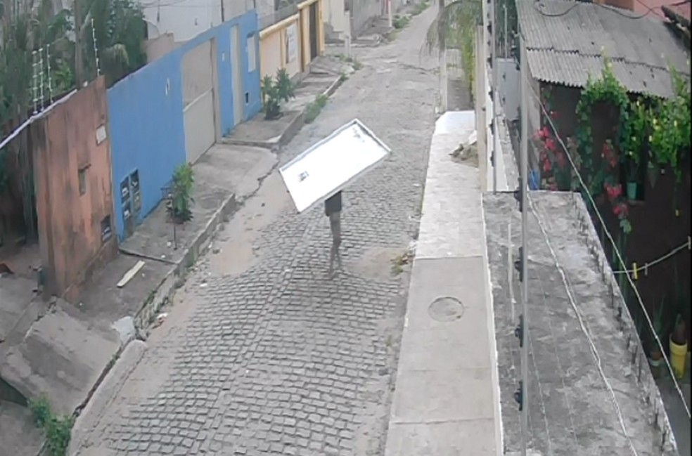 Homem furta portão de casa na Zona Sul de Natal — Foto: Reprodução