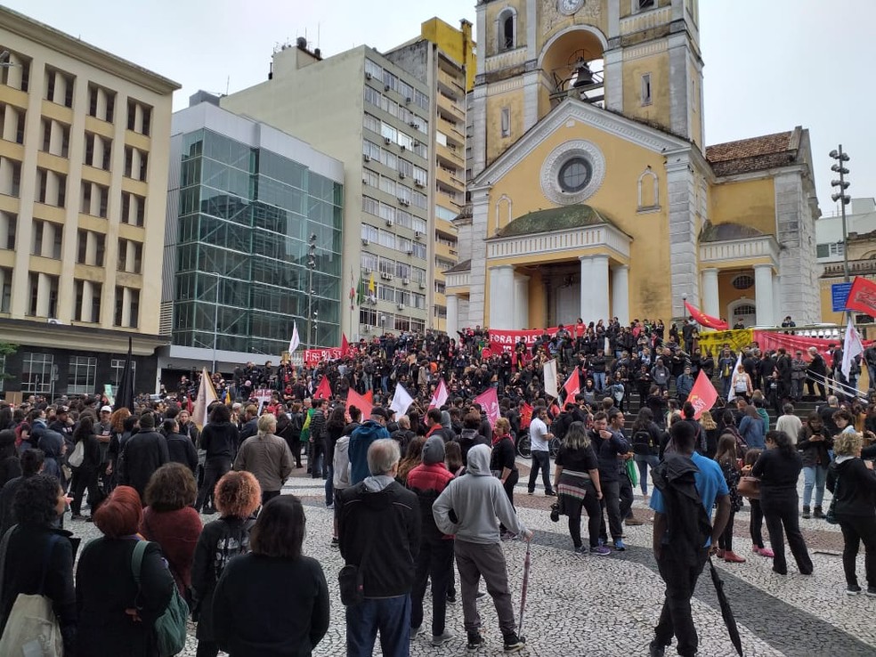 FLORIANÓPOLIS, 10h39: manifestantes concentrados em frente a Catedral Metropolitana — Foto: Julio Ettore/NSC TV
