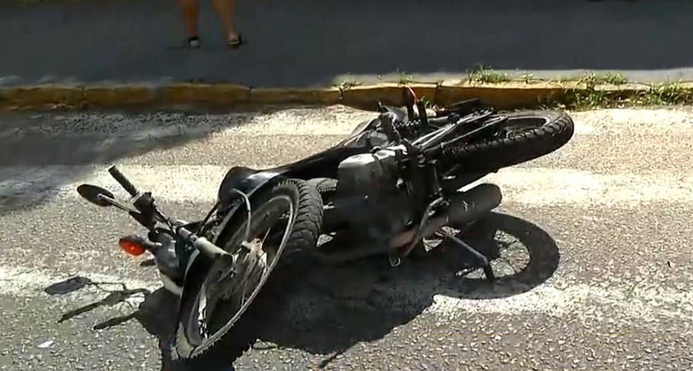 Mãe e filho ficam feridos após colisão entre carro e moto em Natal | Rio  Grande do Norte | G1