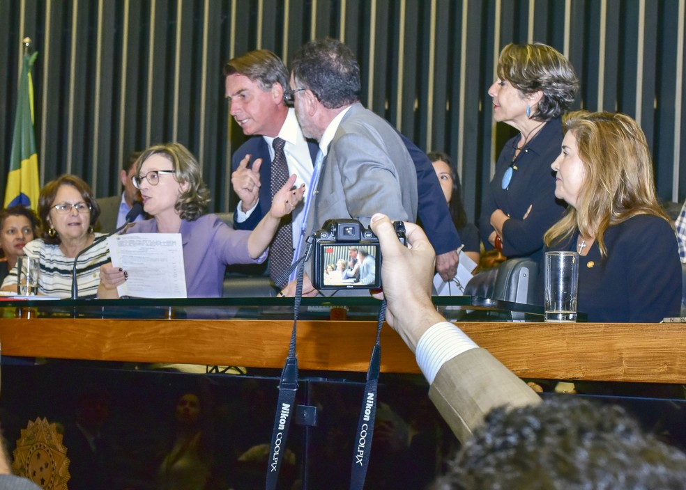 Quando ainda era deputado, Jair Bolsonaro bateu boca no plenário da Câmara com a deputada Maria do Rosário — Foto: Fernando Chaves/PSC Nacional