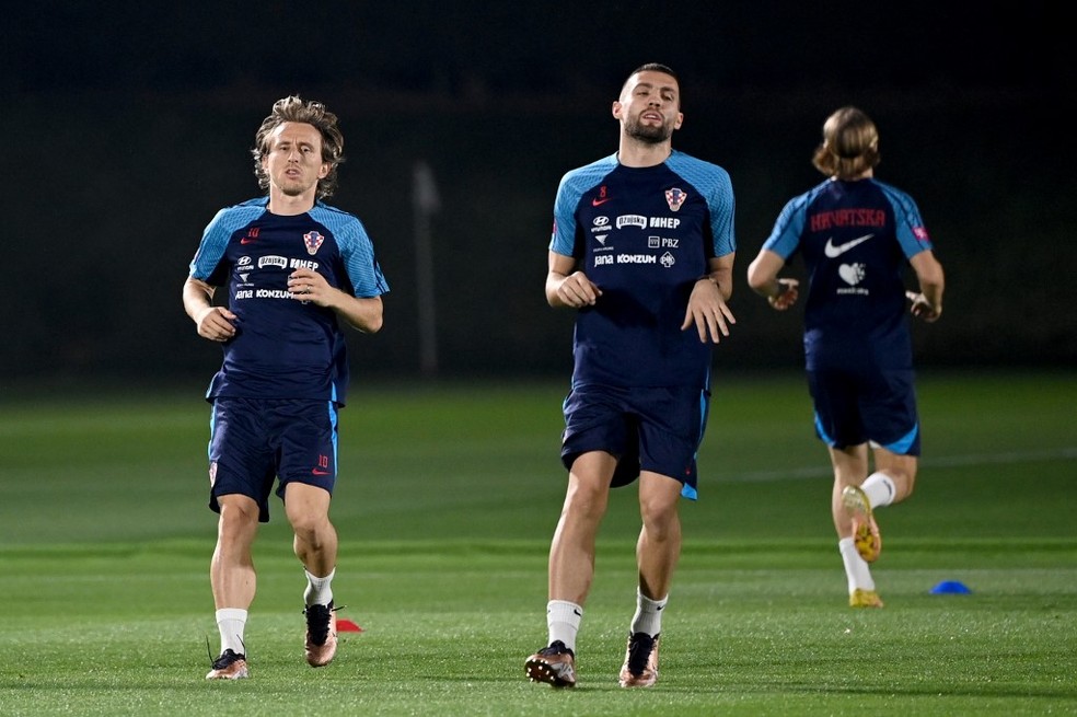 Modric e Kovacic em treino da Croácia durante a Copa do Mundo do Catar — Foto: OZAN KOSE / AFP