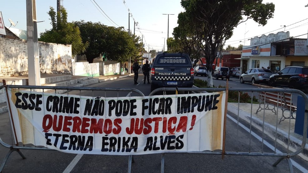 Rua que dá acesso ao fórum em Monte Alegre foi interditada pela PM — Foto: Sérgio Henrique Santos/Inter TV Cabugi