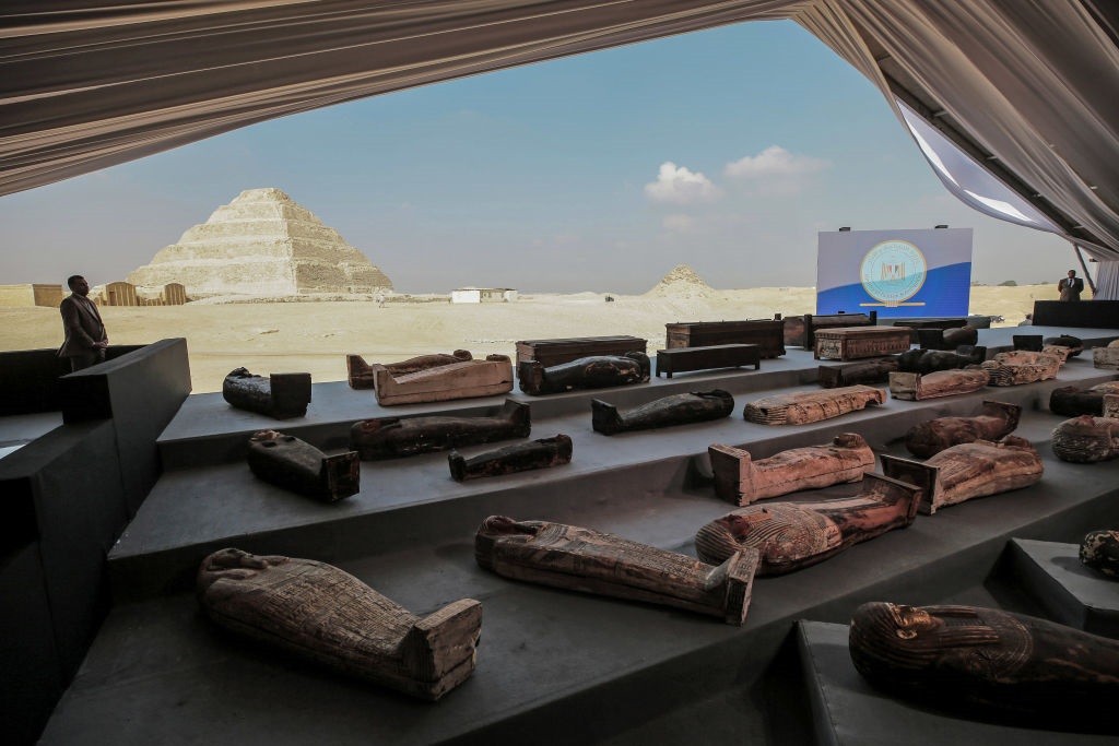 14 November 2020, Egypt, Giza: Ancient sarcophagi are displayed during a press conference at Saqqara. Egyptian antiquities officials announced the discovery of at least 100 ancient coffins, some with mummies inside. Photo: Fadel Dawood/dpa (Photo by Fadel (Foto: dpa/picture alliance via Getty I)