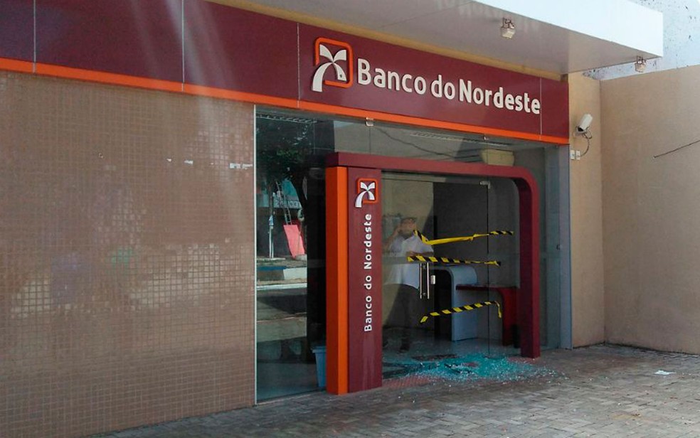 Agência do Banco do Nordeste foi atacada por bandidos em Catu (Foto: Fabrício Silva / TV Bahia)