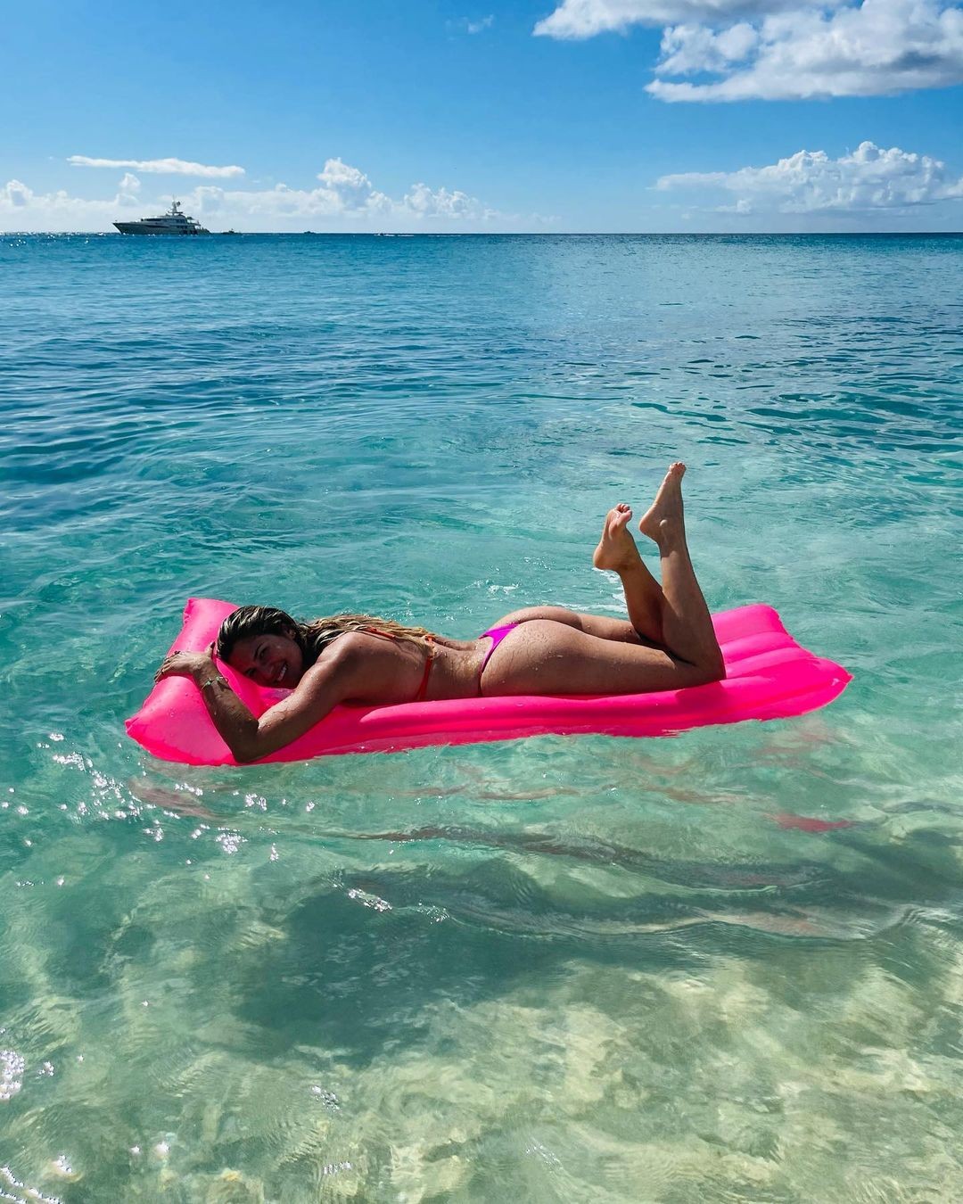 Lívia Andrade posa com boia em praia paradisíaca e recebe elogios  (Foto: Reprodução / Instagram)
