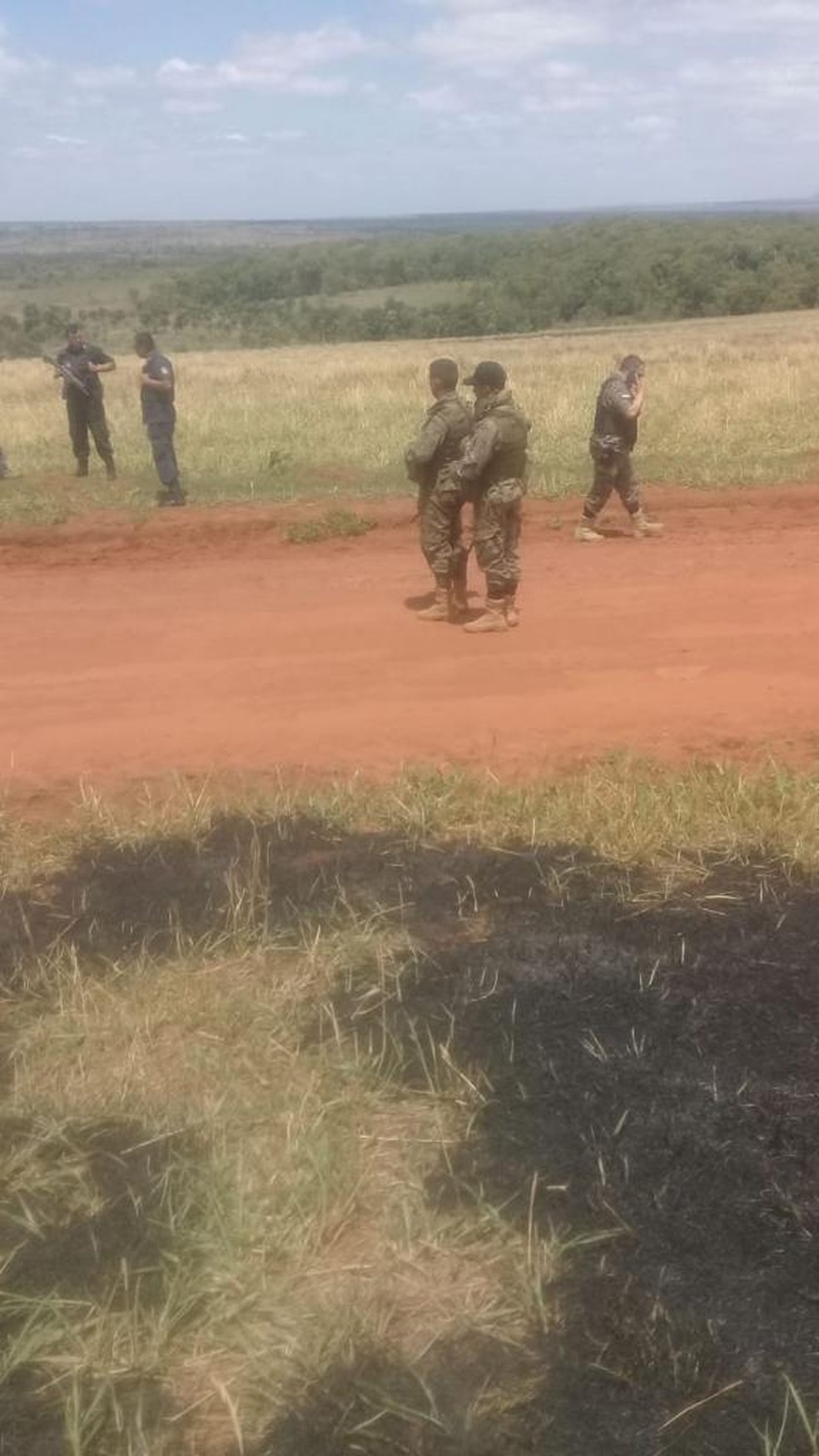 Policiais do Paraguai cercando a fazenda no momento do sequestro   Foto: Polícia Nacional do Paraguai/Divulgação